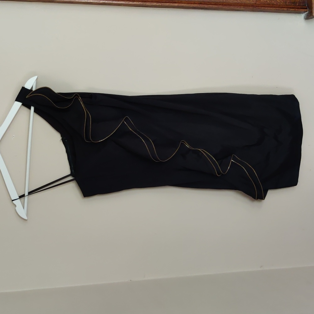 Caché black one shoulder dress size 6, zipper edged ruffle